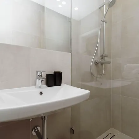 Old Town Velvet Retreat - Style And Comfort براتسيلافا