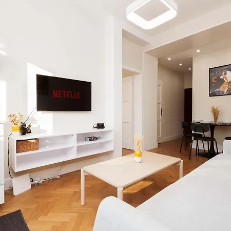 Old Town Velvet Retreat - Style And Comfort Apartment