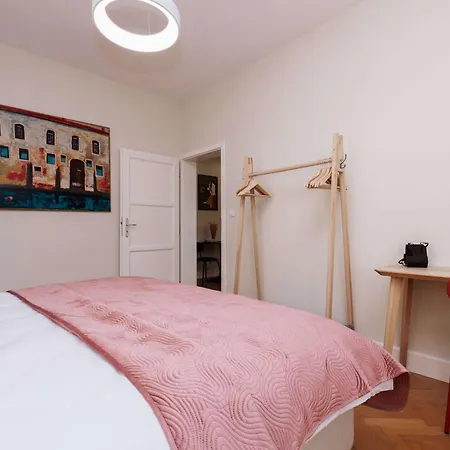 Old Town Velvet Retreat - Style And Comfort Apartment *