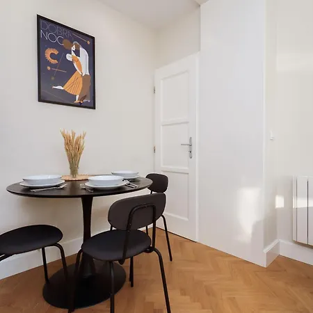 Old Town Velvet Retreat - Style And Comfort Apartment