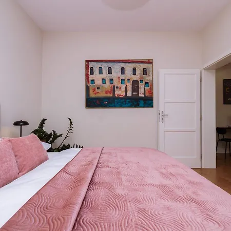 Old Town Velvet Retreat - Style And Comfort Apartment *